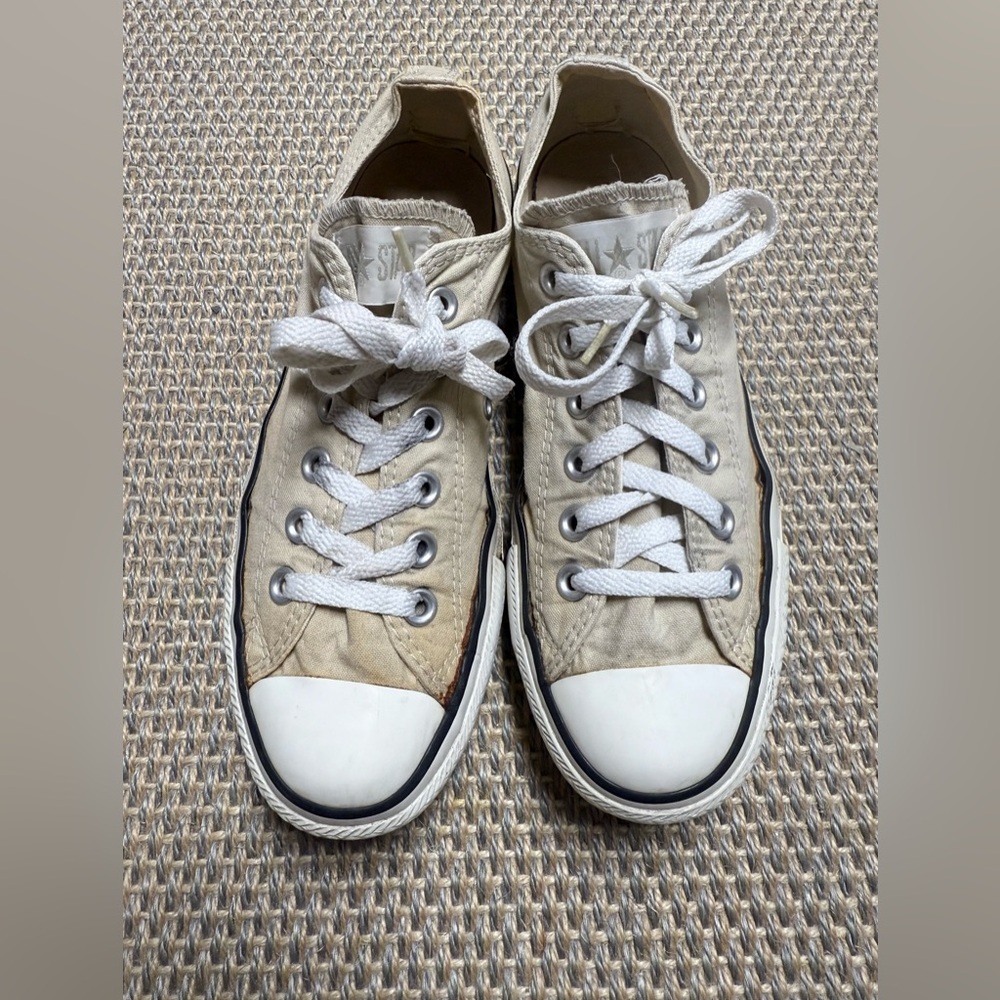 Converse (Women’s 8/Men’s 6)